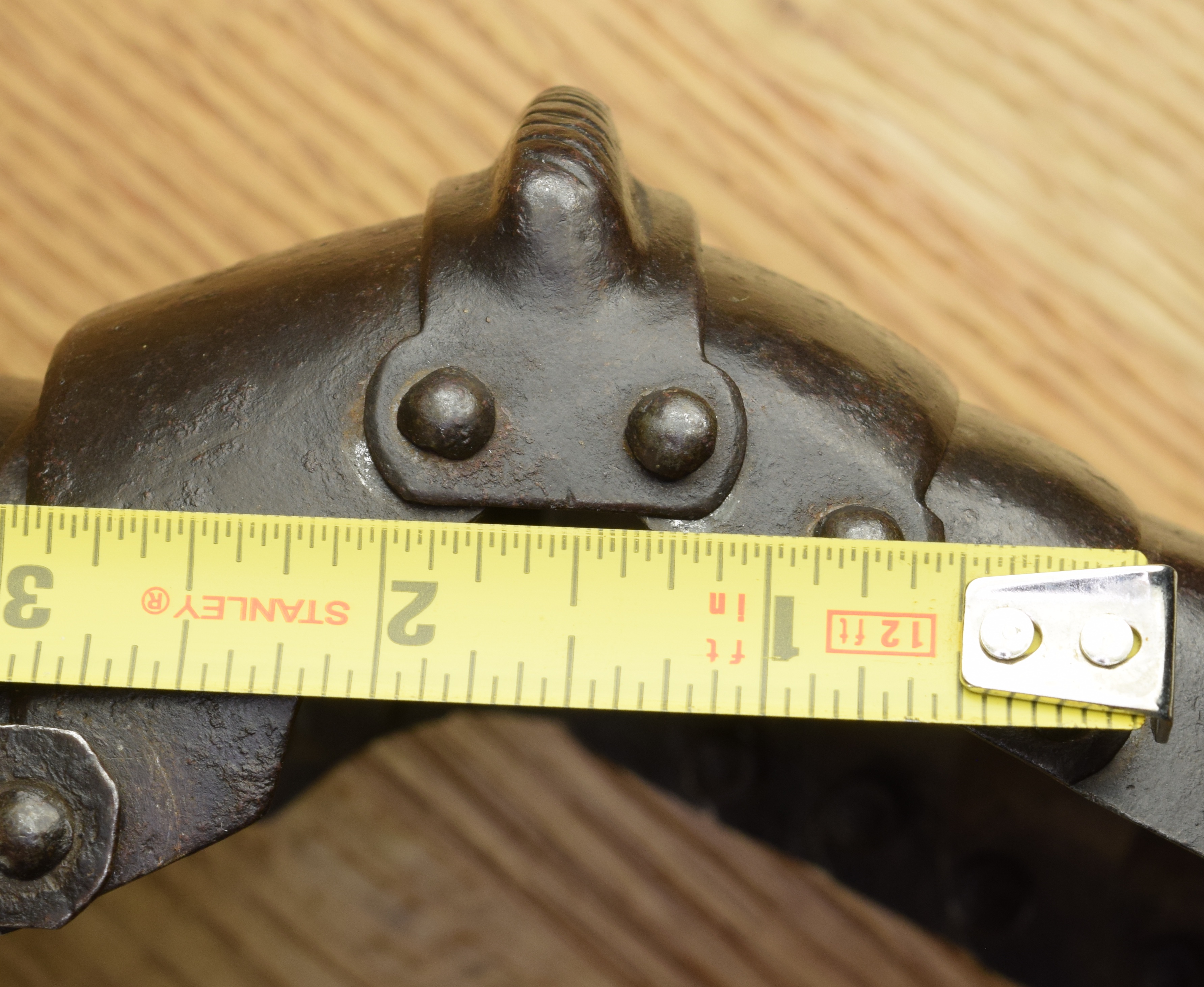 Mitten Gauntlet - A-122-knuckle-scale
