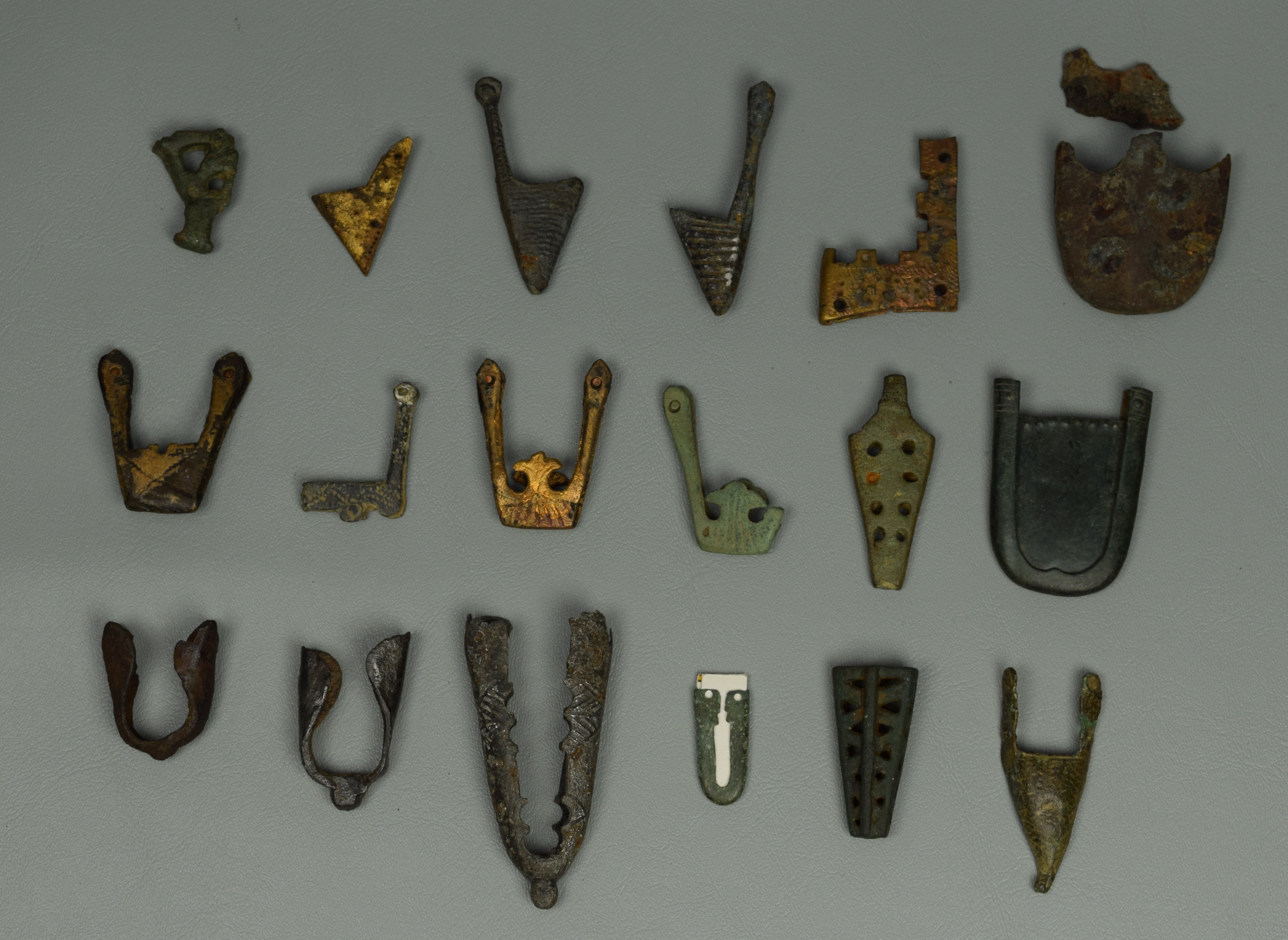 Lot of chapes - cr-trinkets-20-b